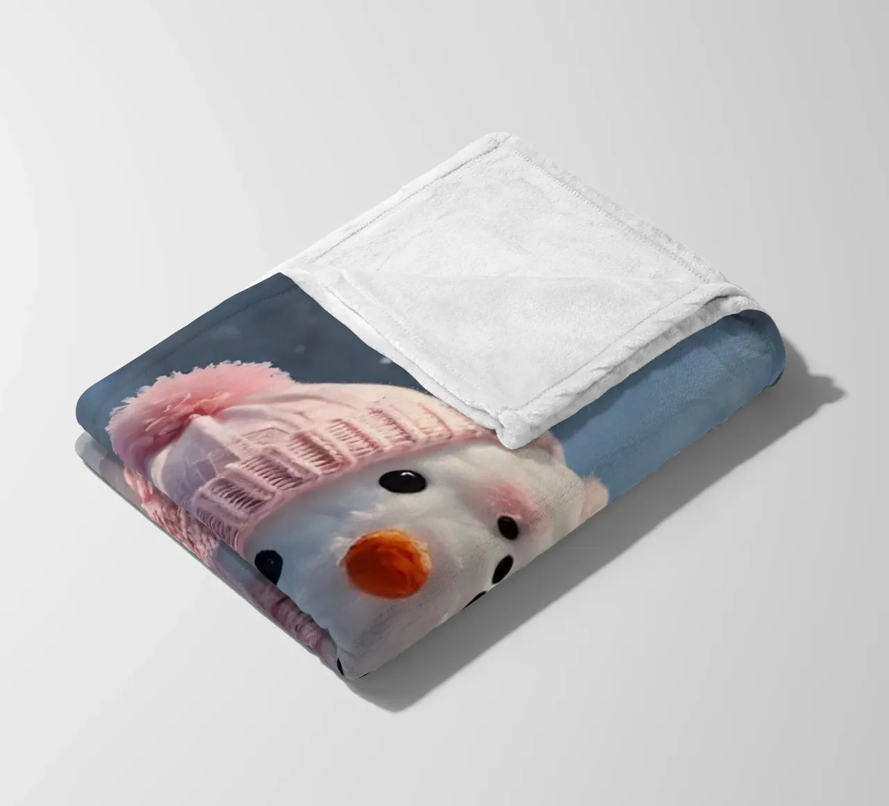 Pupazzo di neve con cappello e sciarpa rosa in piedi in un paesaggio invernale coperta in pile da DesignDoodle
