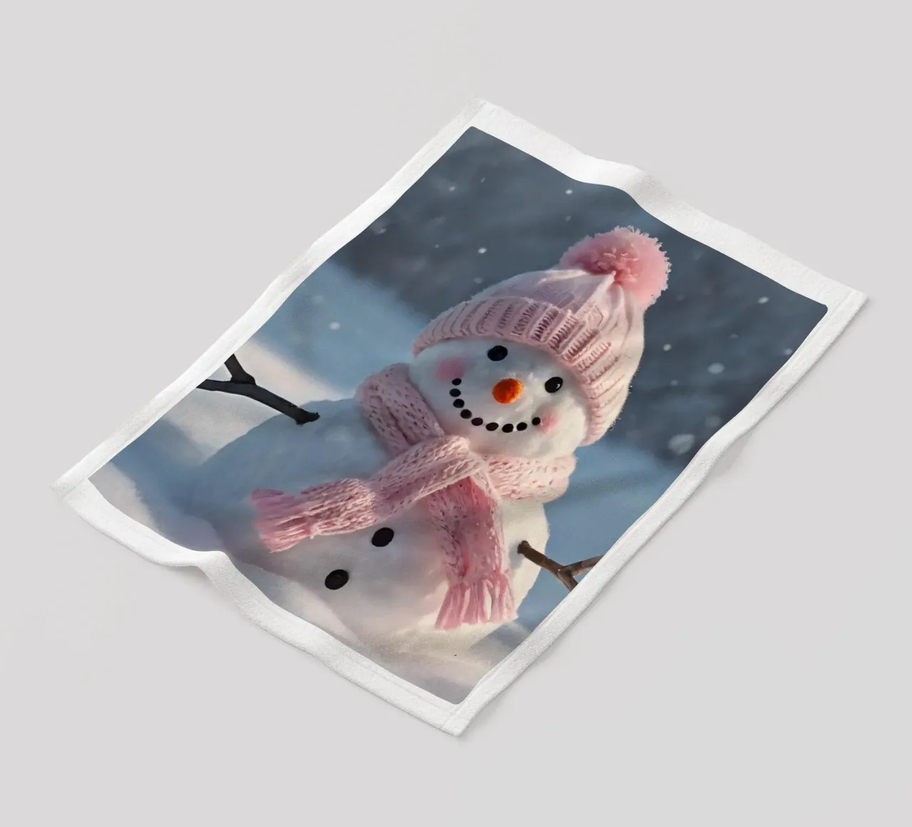 Pupazzo di neve con cappello e sciarpa rosa in piedi in un paesaggio invernale coperta in pile da DesignDoodle