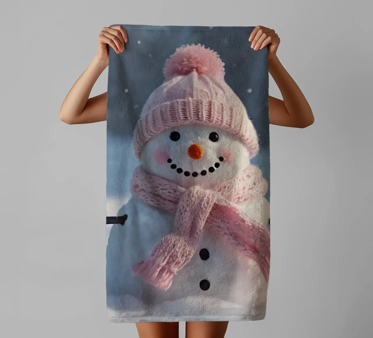 Pupazzo di neve con cappello e sciarpa rosa in piedi in un paesaggio invernale asciugamano da bagno da DesignDoodle