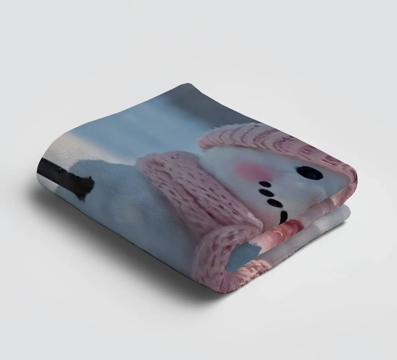 Pupazzo di neve con cappello e sciarpa rosa in piedi in un paesaggio invernale asciugamano da bagno da DesignDoodle