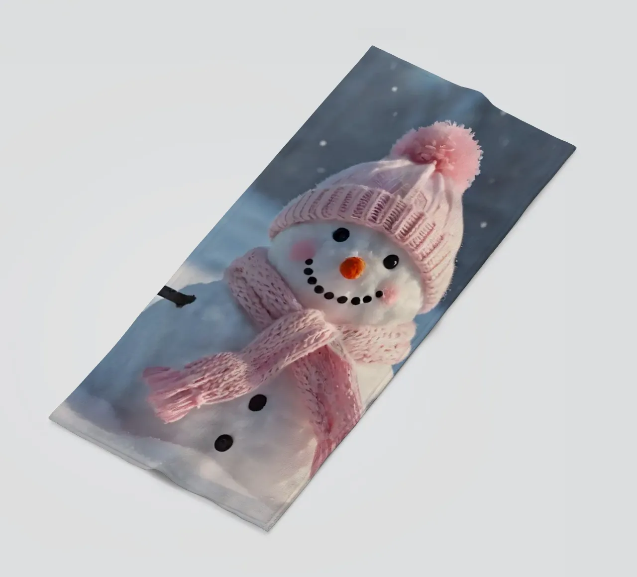 Pupazzo di neve con cappello e sciarpa rosa in piedi in un paesaggio invernale telo mare da DesignDoodle