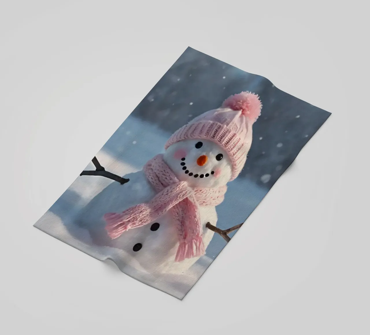 Pupazzo di neve con cappello e sciarpa rosa in piedi in un paesaggio invernale telo mare da DesignDoodle