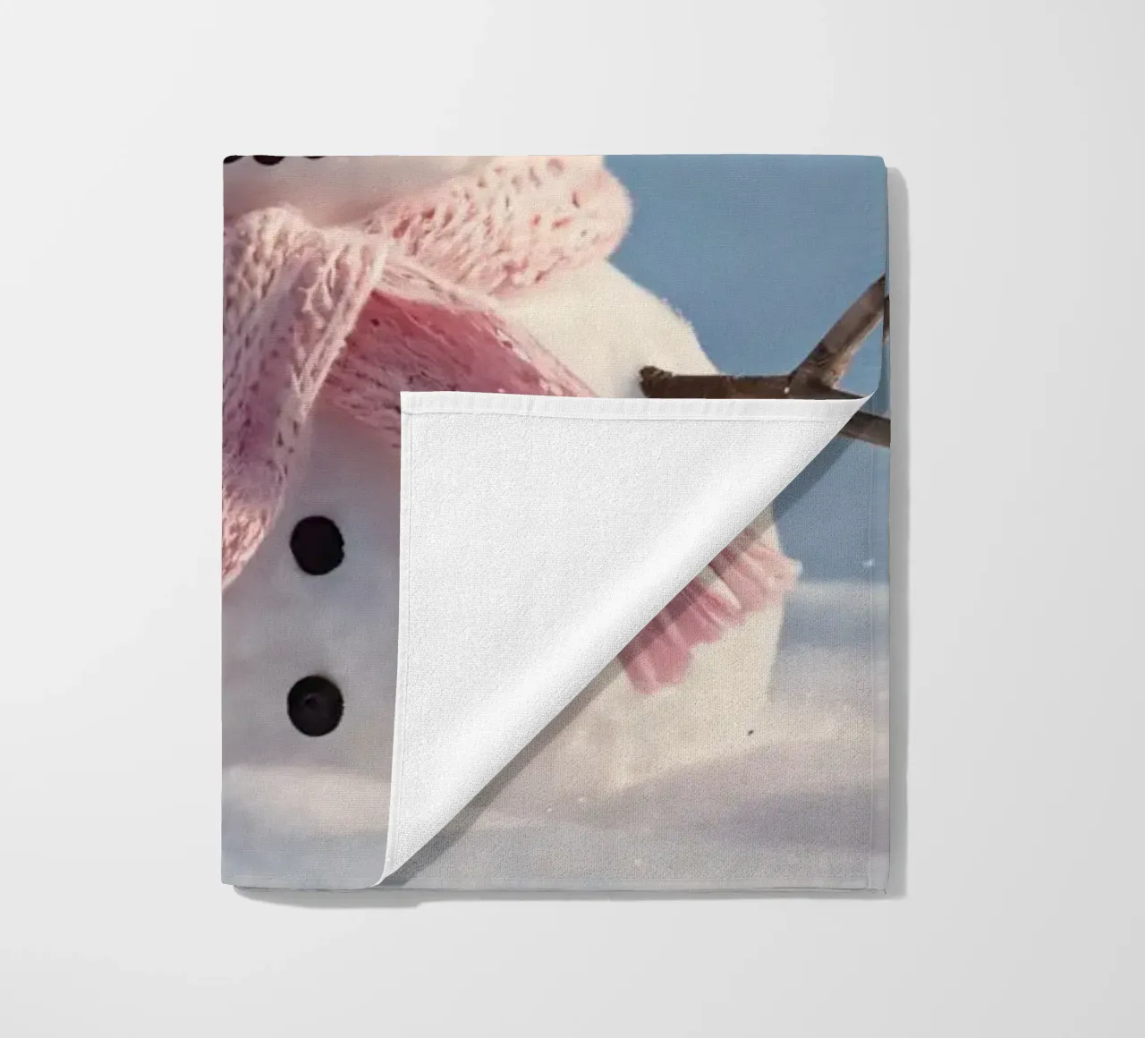 Pupazzo di neve con cappello e sciarpa rosa in piedi in un paesaggio invernale telo mare da DesignDoodle