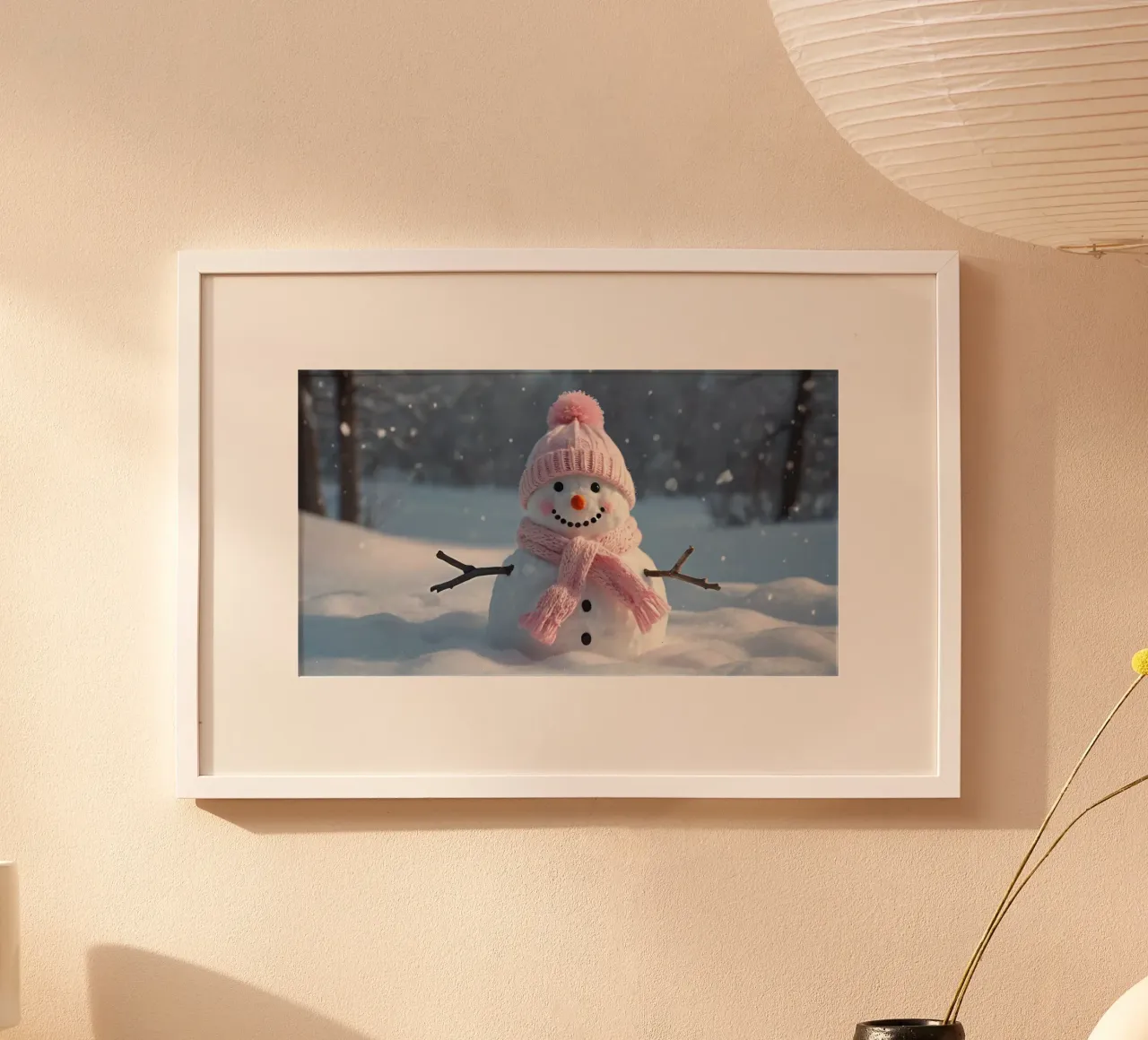 Pupazzo di neve con cappello e sciarpa rosa in piedi in un paesaggio invernale carta hahnemühle da DesignDoodle