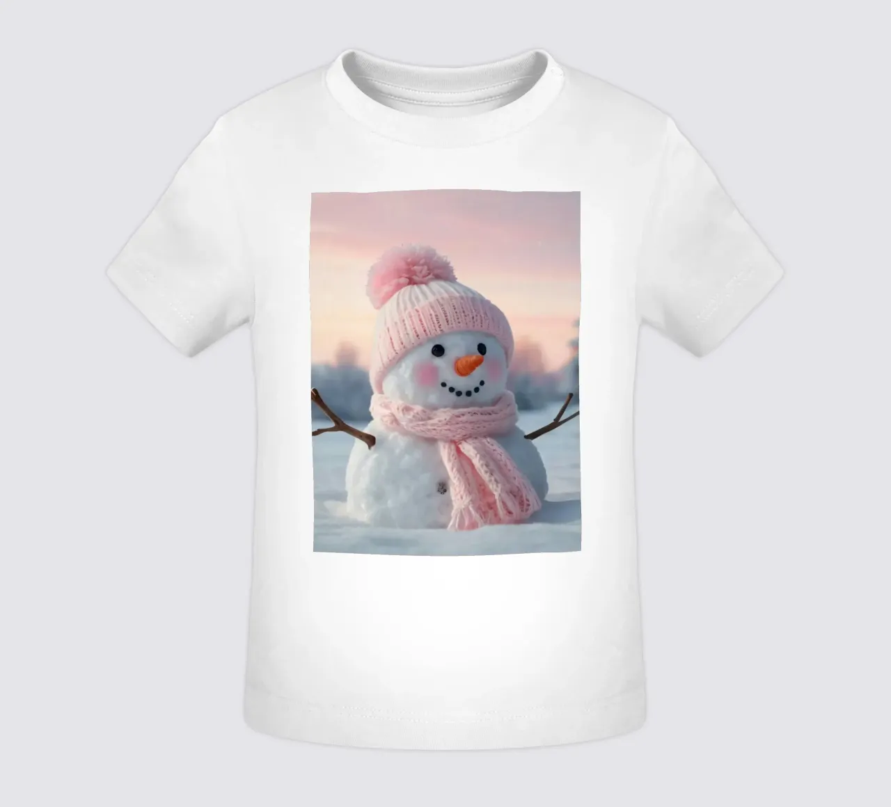 Schneemann mit rosa Accessoires lächelt in Winterlandschaft Baby T-Shirt von DesignDoodle