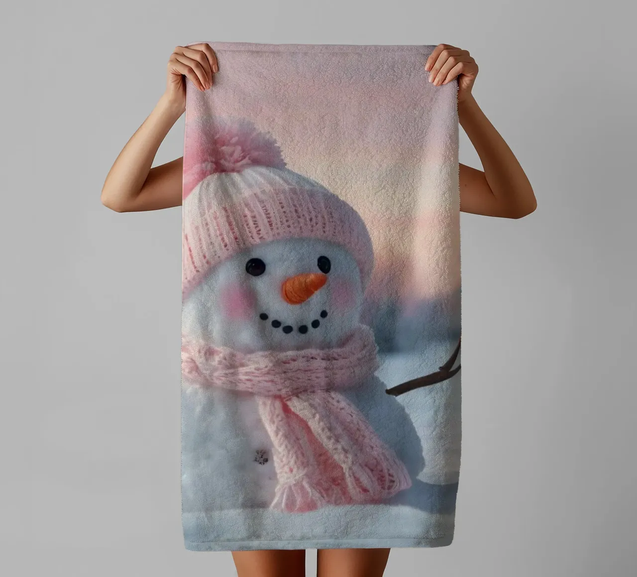 Pupazzo di neve con accessori rosa sorride in un paesaggio invernale asciugamano da bagno da DesignDoodle