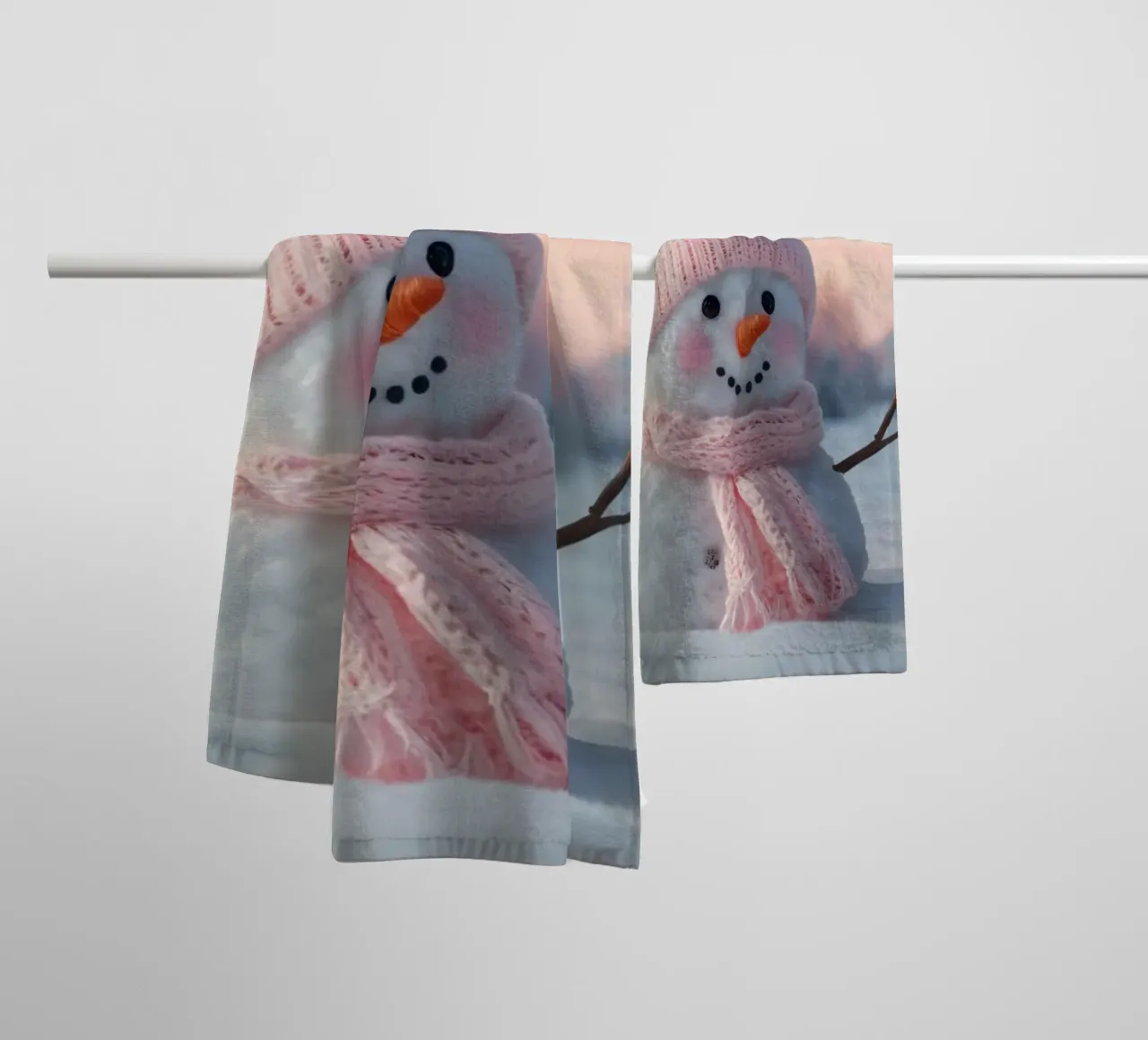 Pupazzo di neve con accessori rosa sorride in un paesaggio invernale asciugamano da bagno da DesignDoodle