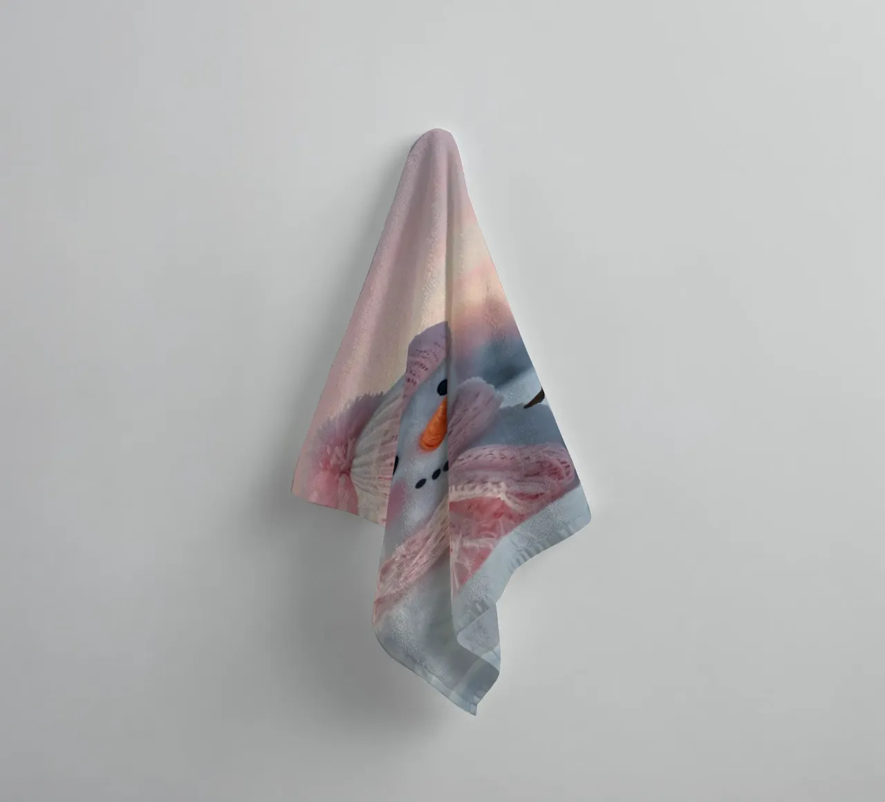 Pupazzo di neve con accessori rosa sorride in un paesaggio invernale asciugamano da bagno da DesignDoodle