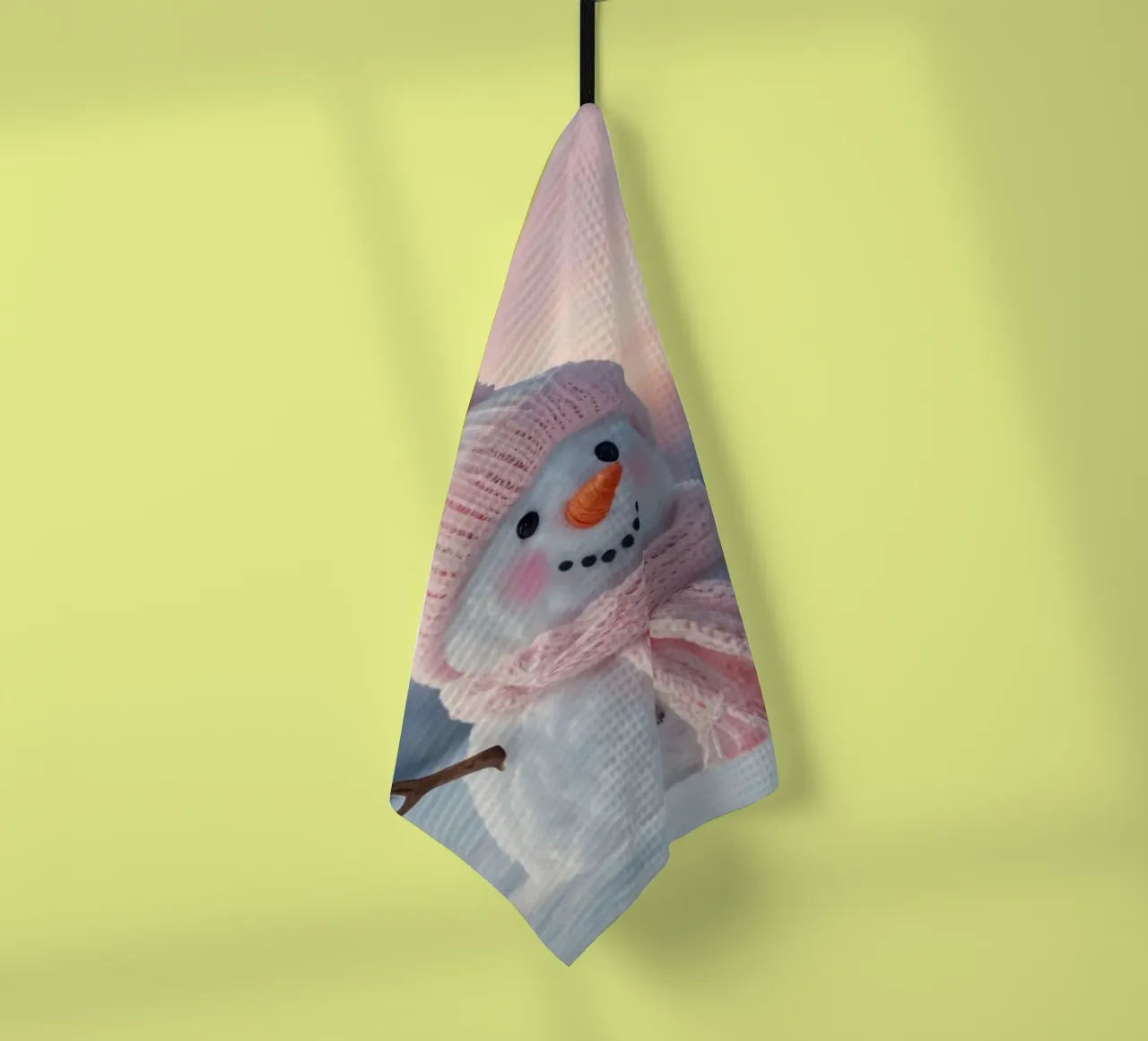 Pupazzo di neve con accessori rosa sorride in un paesaggio invernale canovaccio da cucina da DesignDoodle