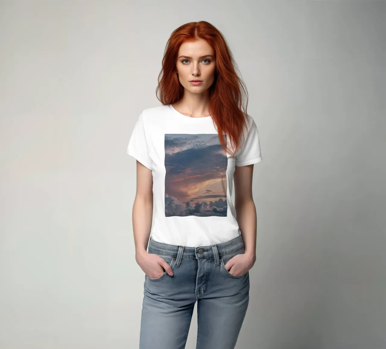 Lebendiger Sonnenuntergang über Wolkenschichten an einem friedlichen Himmel in der Abenddämmerung T-Shirt von DesignDoodle