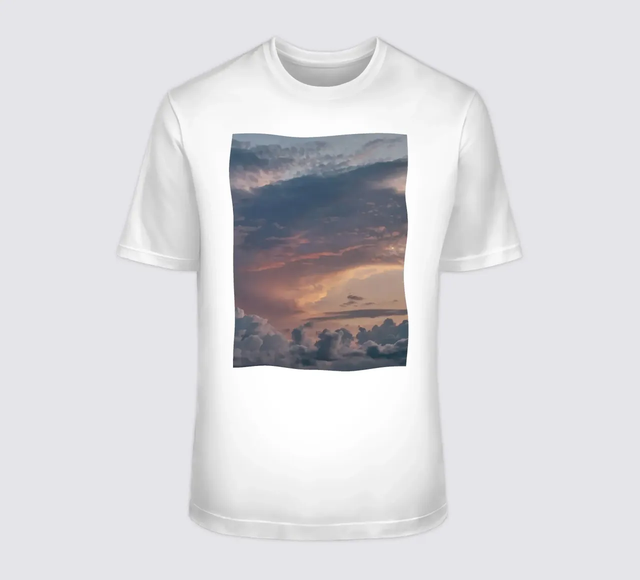Lebendiger Sonnenuntergang über Wolkenschichten an einem friedlichen Himmel in der Abenddämmerung T-Shirt von DesignDoodle