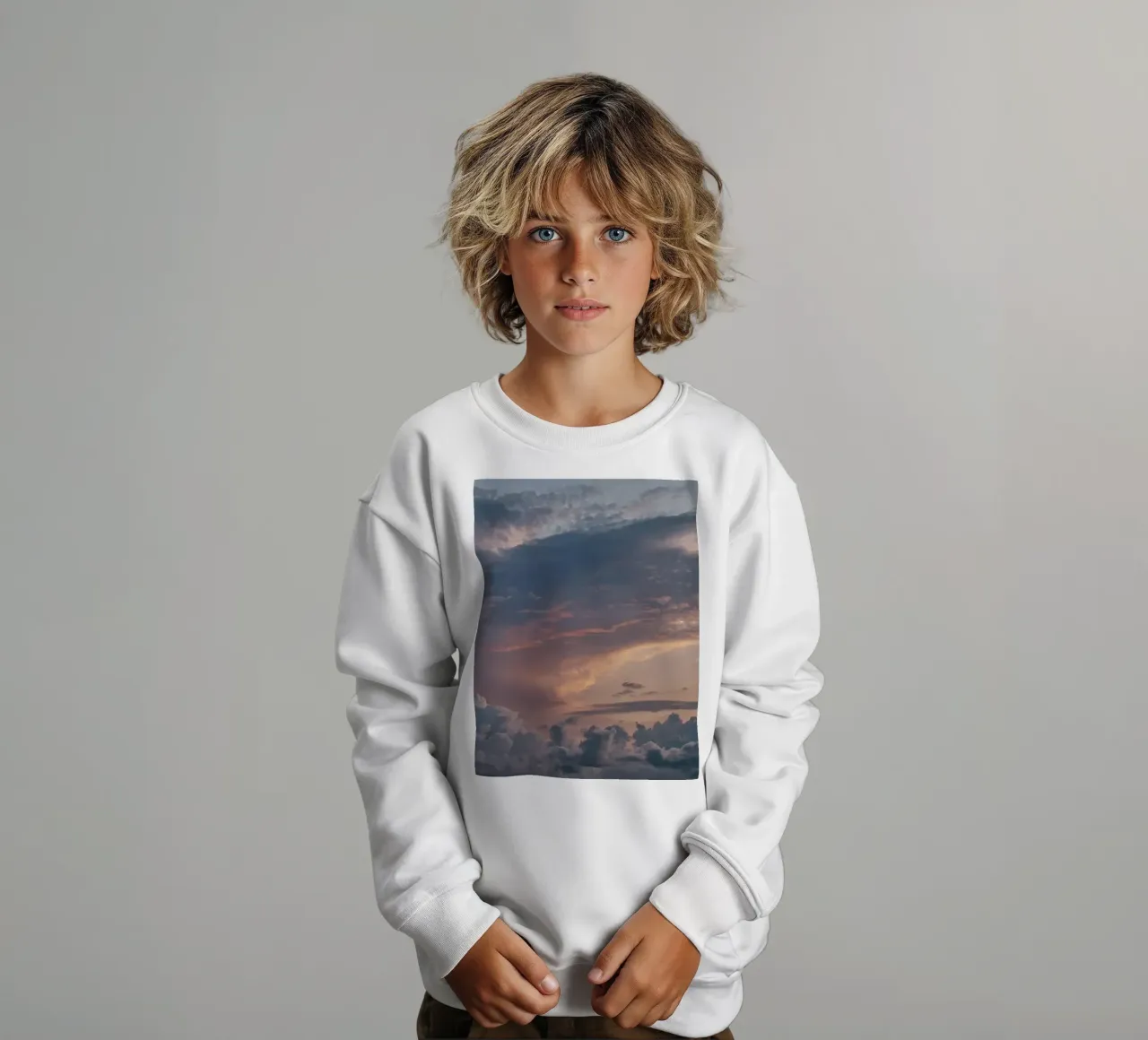 Un tramonto vibrante su nuvole stratificate in un cielo tranquillo al crepuscolo felpa bambino da DesignDoodle
