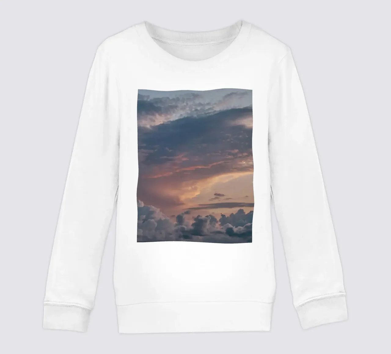 Un tramonto vibrante su nuvole stratificate in un cielo tranquillo al crepuscolo felpa bambino da DesignDoodle