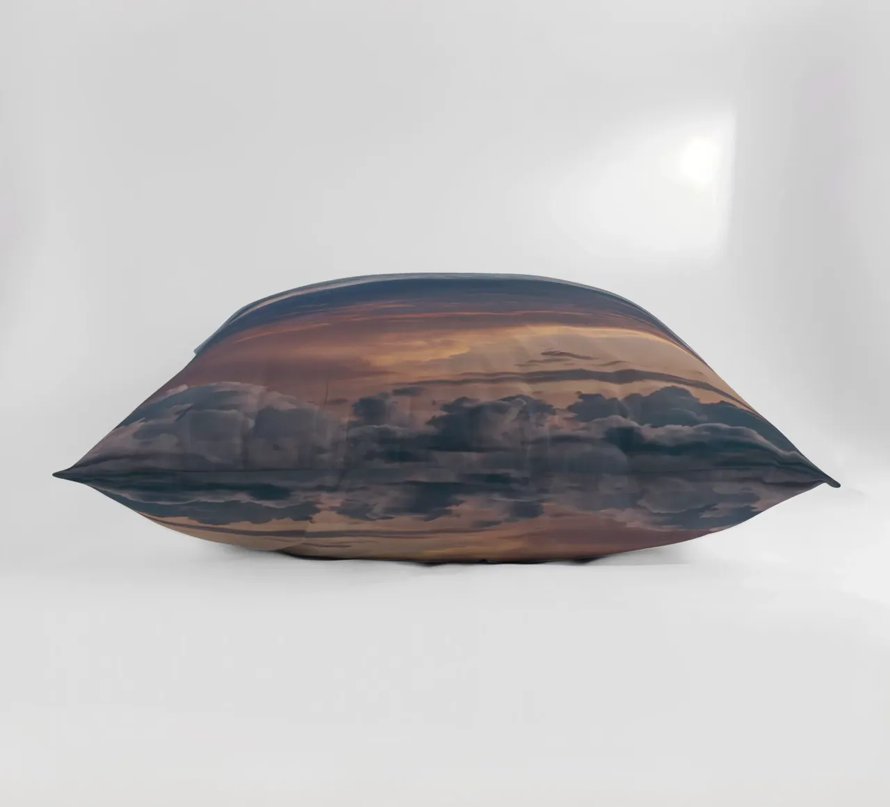 Un tramonto vibrante su nuvole stratificate in un cielo tranquillo al crepuscolo cuscino da DesignDoodle