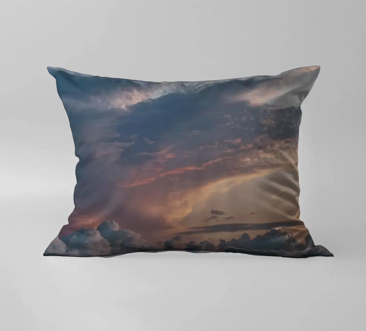 Un tramonto vibrante su nuvole stratificate in un cielo tranquillo al crepuscolo cuscino da DesignDoodle