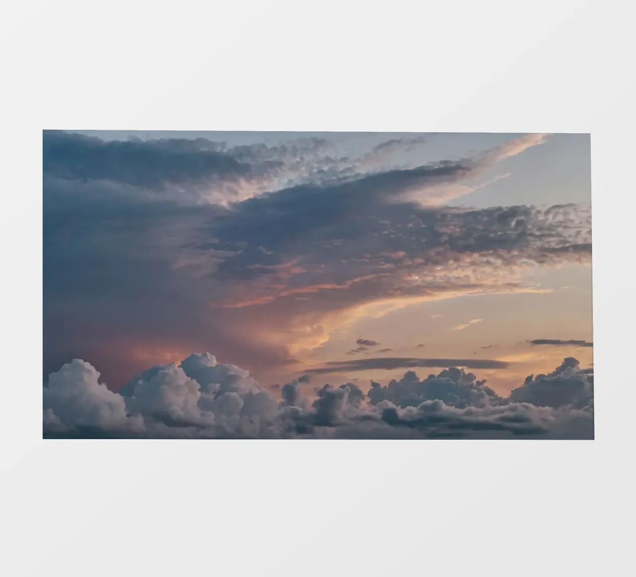 Un tramonto vibrante su nuvole stratificate in un cielo tranquillo al crepuscolo pellicola backlit da DesignDoodle