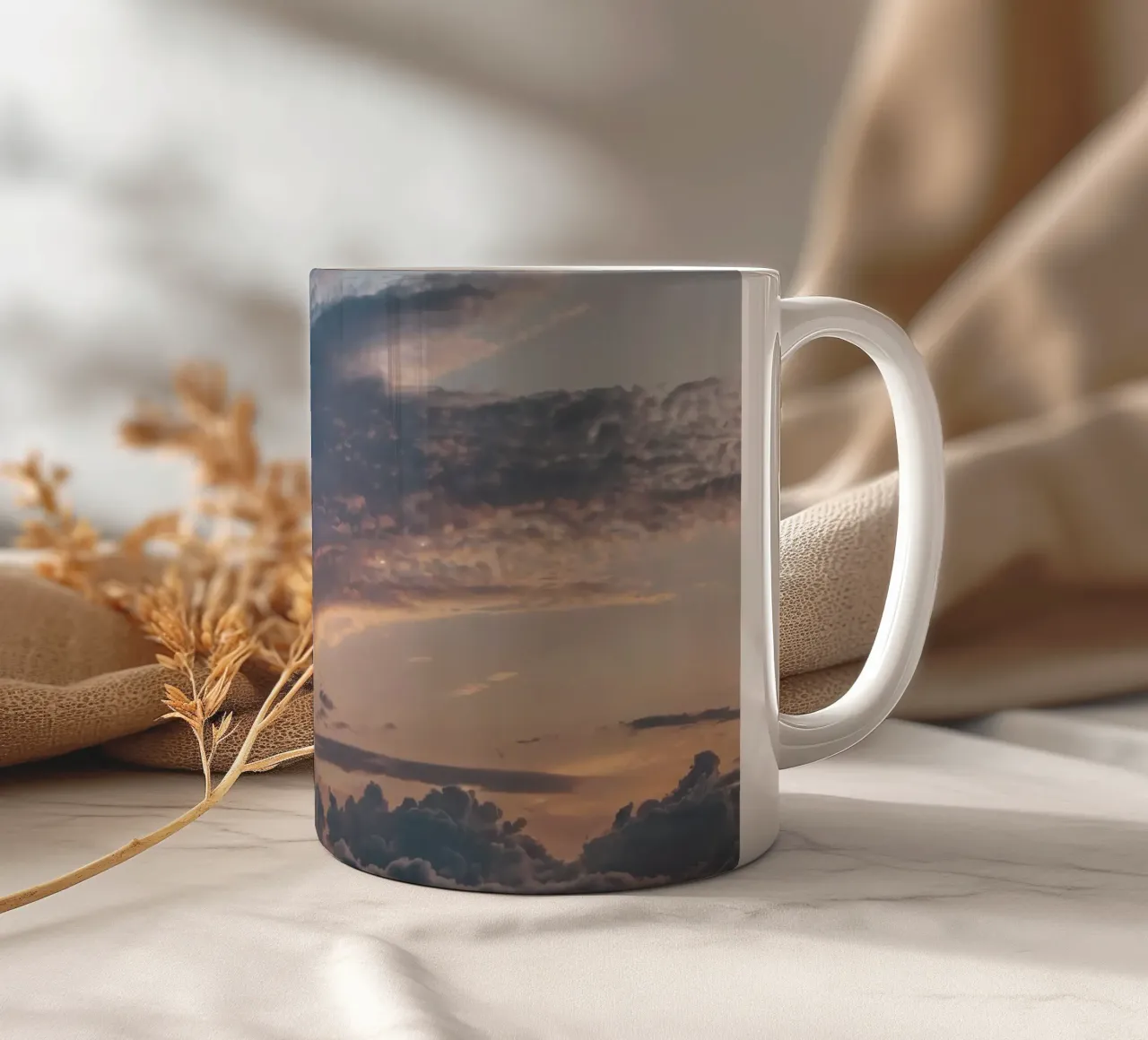 Un tramonto vibrante su nuvole stratificate in un cielo tranquillo al crepuscolo tazza in ceramica da DesignDoodle