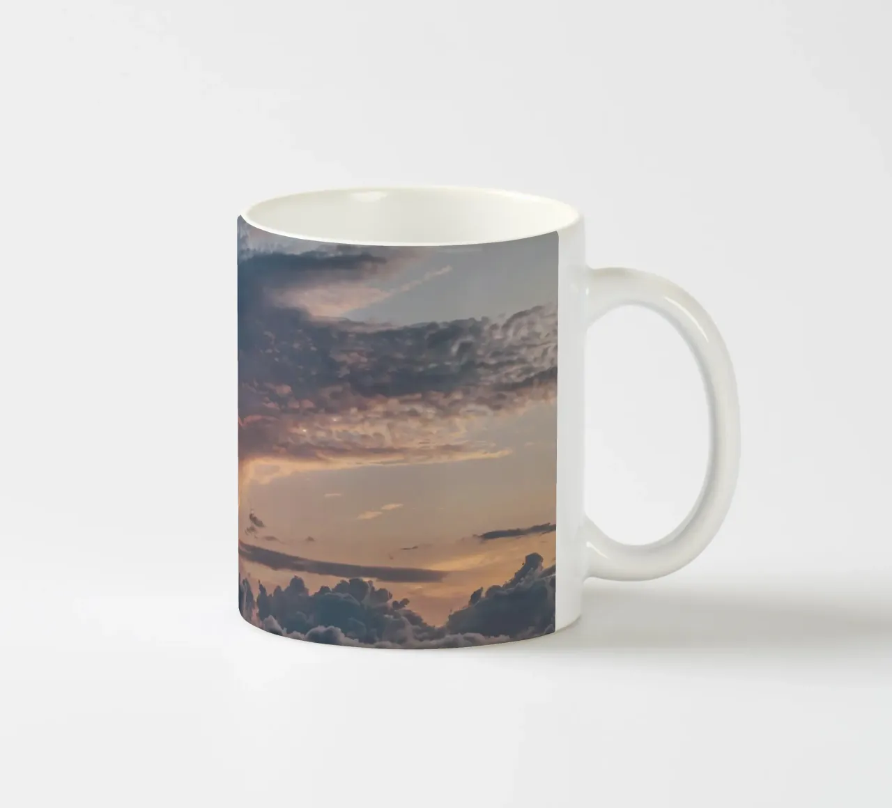 Un tramonto vibrante su nuvole stratificate in un cielo tranquillo al crepuscolo tazza in ceramica da DesignDoodle