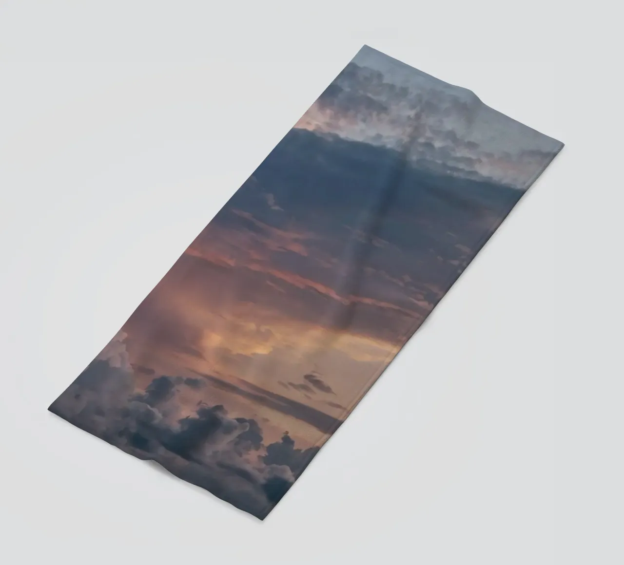 Un tramonto vibrante su nuvole stratificate in un cielo tranquillo al crepuscolo telo mare da DesignDoodle