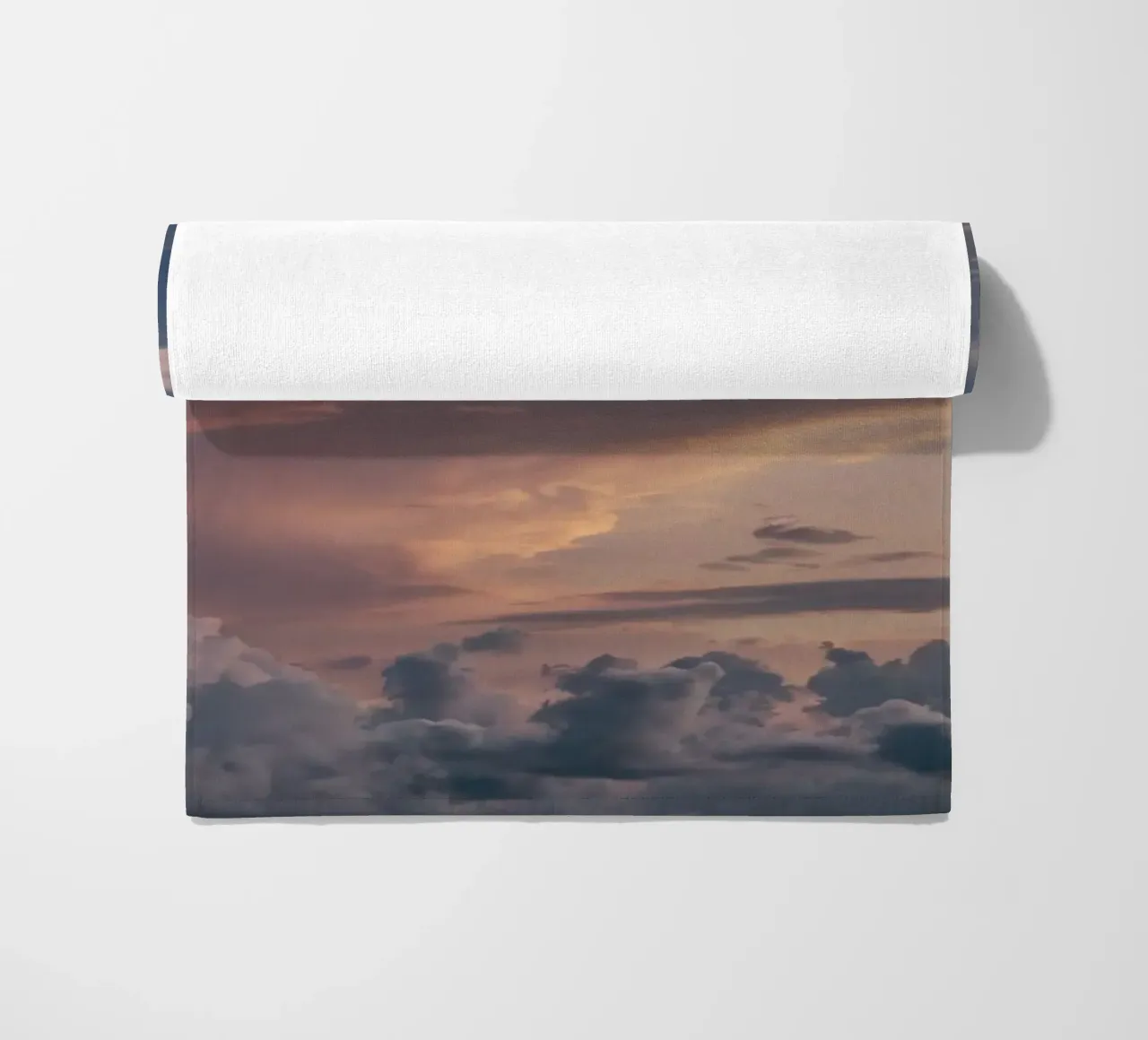 Un tramonto vibrante su nuvole stratificate in un cielo tranquillo al crepuscolo telo mare da DesignDoodle