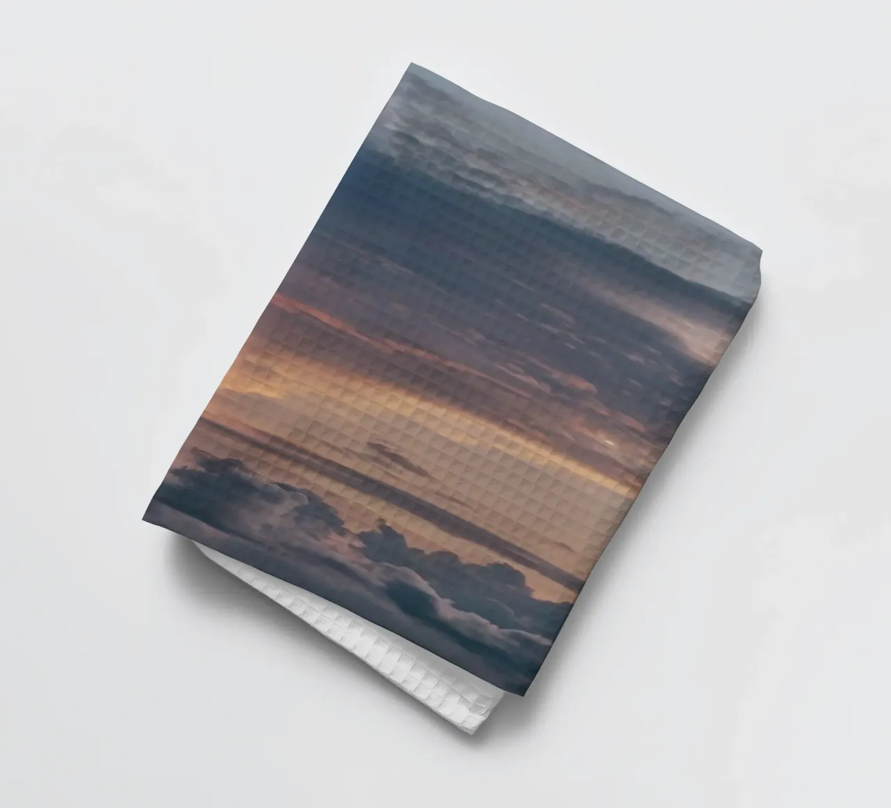 Un tramonto vibrante su nuvole stratificate in un cielo tranquillo al crepuscolo canovaccio da cucina da DesignDoodle