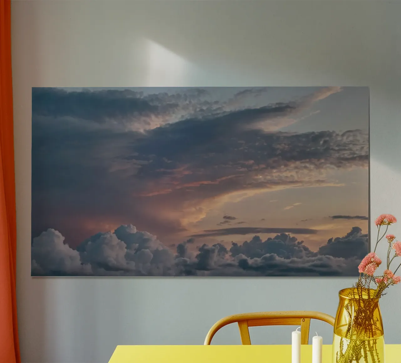 Lebendiger Sonnenuntergang über Wolkenschichten an einem friedlichen Himmel in der Abenddämmerung Hahnemühle von DesignDoodle
