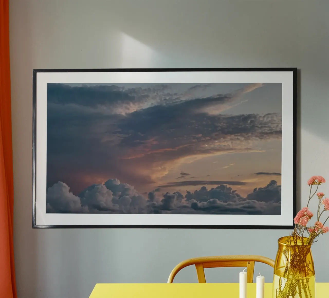 Lebendiger Sonnenuntergang über Wolkenschichten an einem friedlichen Himmel in der Abenddämmerung Hahnemühle von DesignDoodle