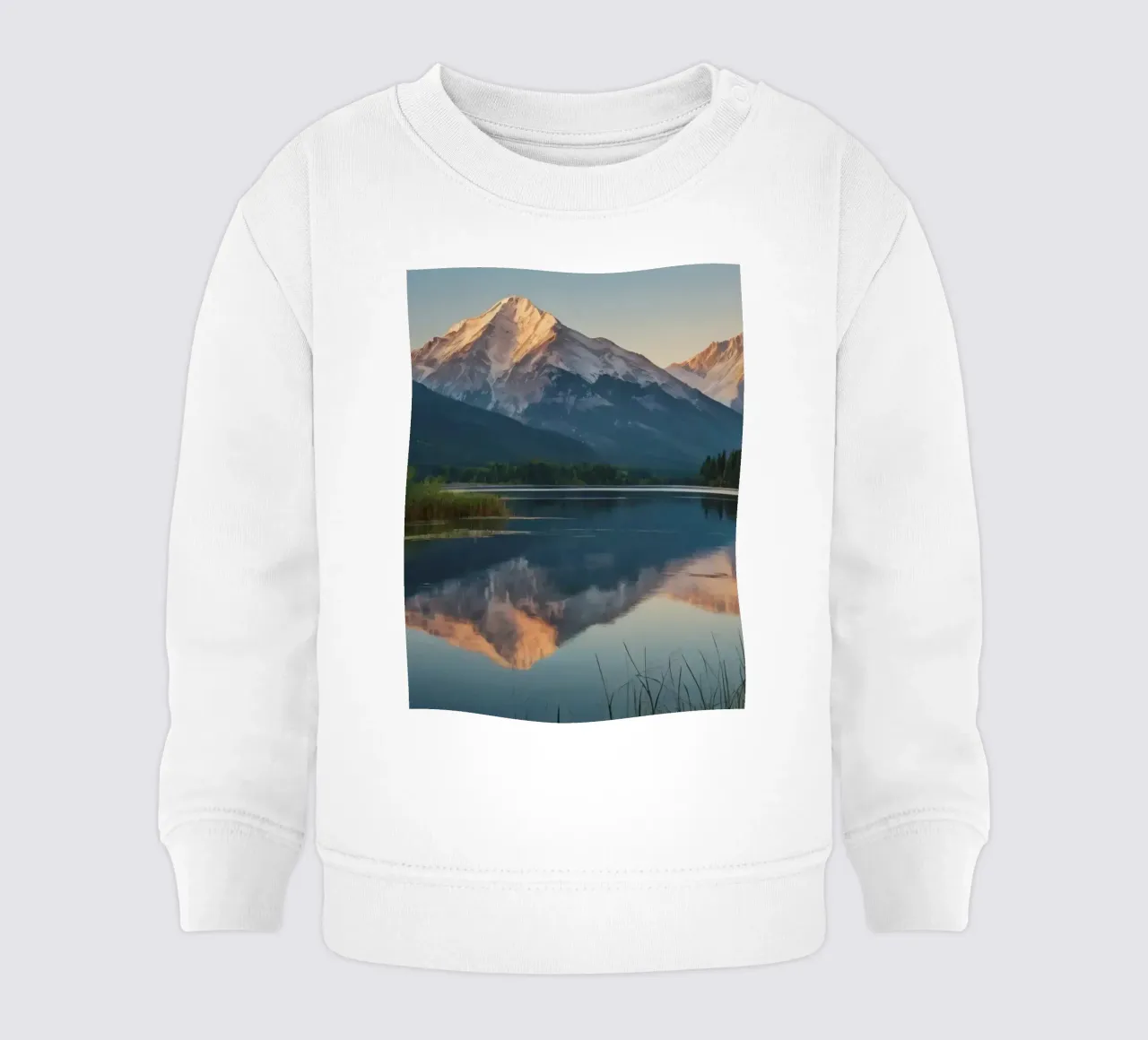 Riflessi di montagne maestose al crepuscolo su un lago felpa neonato da DesignDoodle