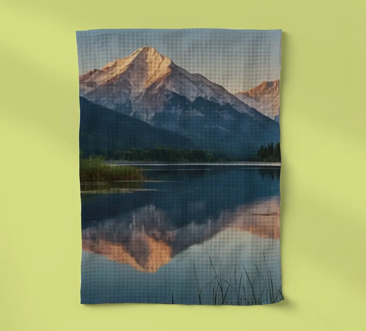 Riflessi di montagne maestose al crepuscolo su un lago canovaccio da cucina da DesignDoodle