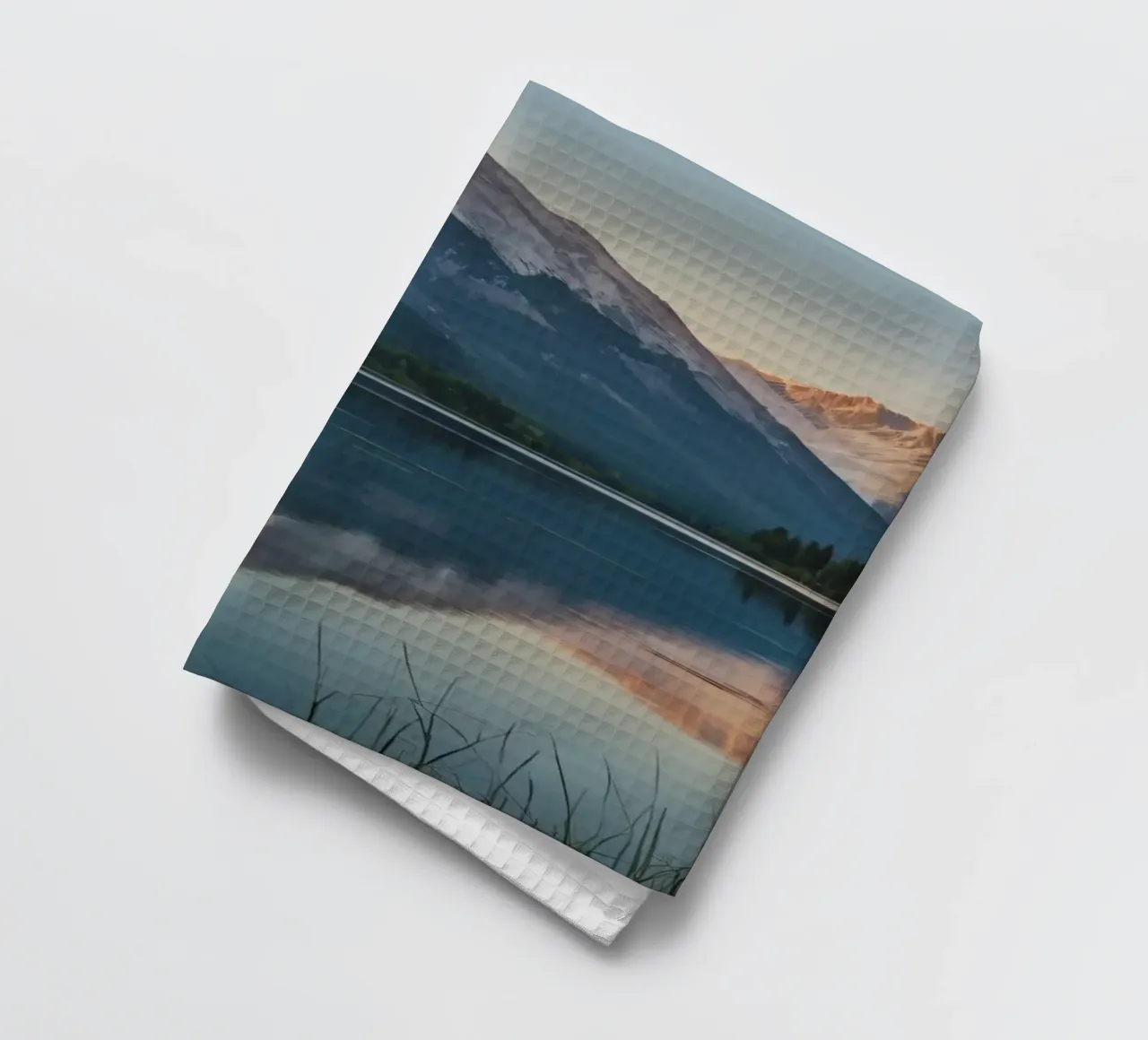 Riflessi di montagne maestose al crepuscolo su un lago canovaccio da cucina da DesignDoodle