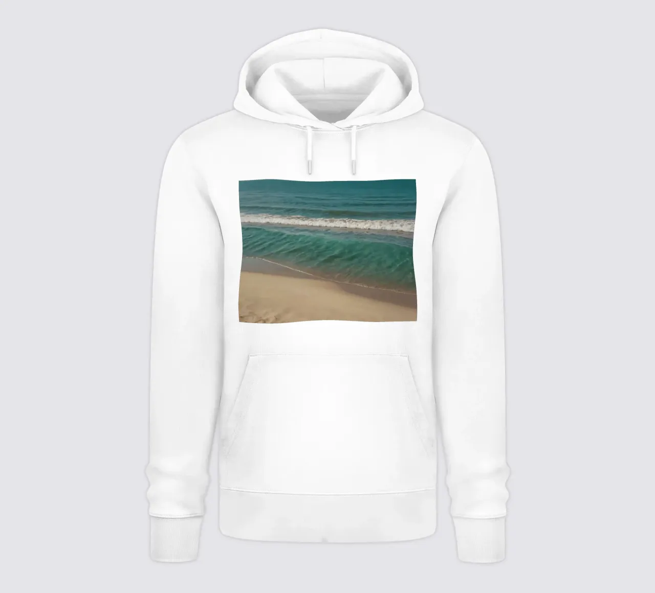 Las olas bañan suavemente la orilla arenosa en un día soleado sudadera con capucha de DesignDoodle