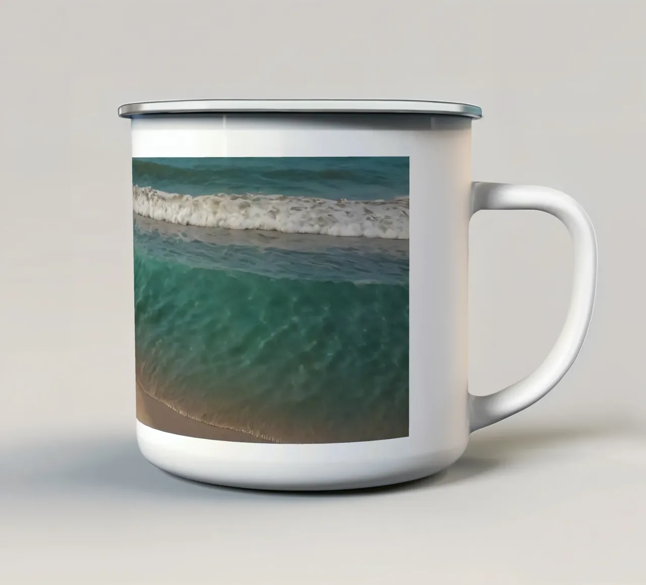 Les vagues s'échouent doucement sur le rivage sablonneux par une journée ensoleillée. mug en émail de DesignDoodle