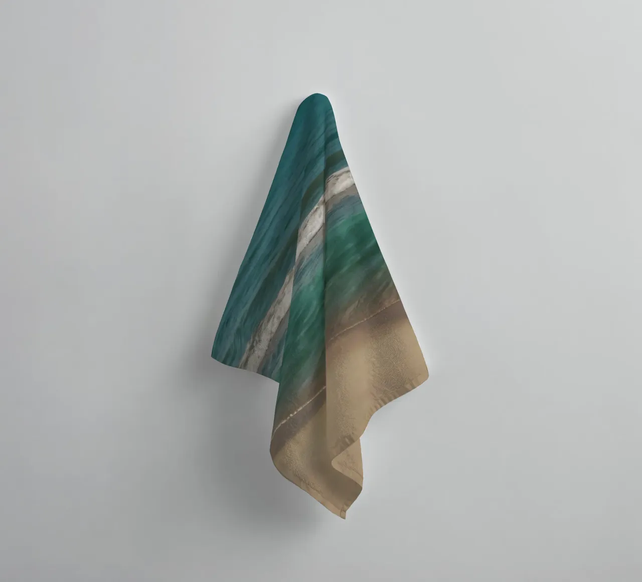 Les vagues s'échouent doucement sur le rivage sablonneux par une journée ensoleillée. serviette de bain de DesignDoodle