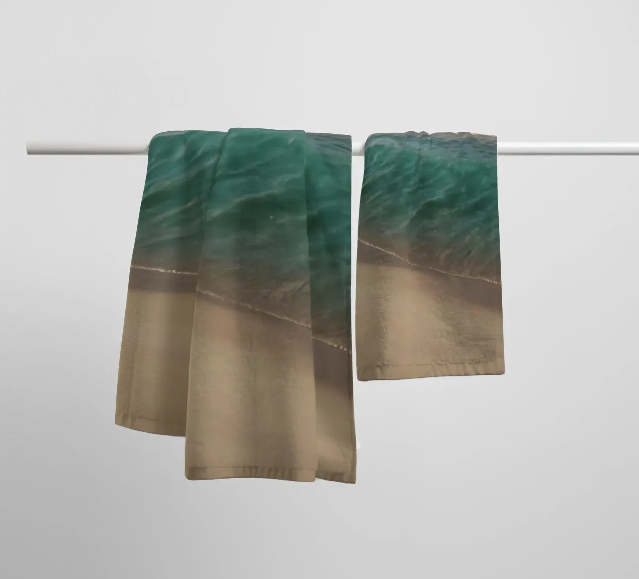 Les vagues s'échouent doucement sur le rivage sablonneux par une journée ensoleillée. serviette de bain de DesignDoodle