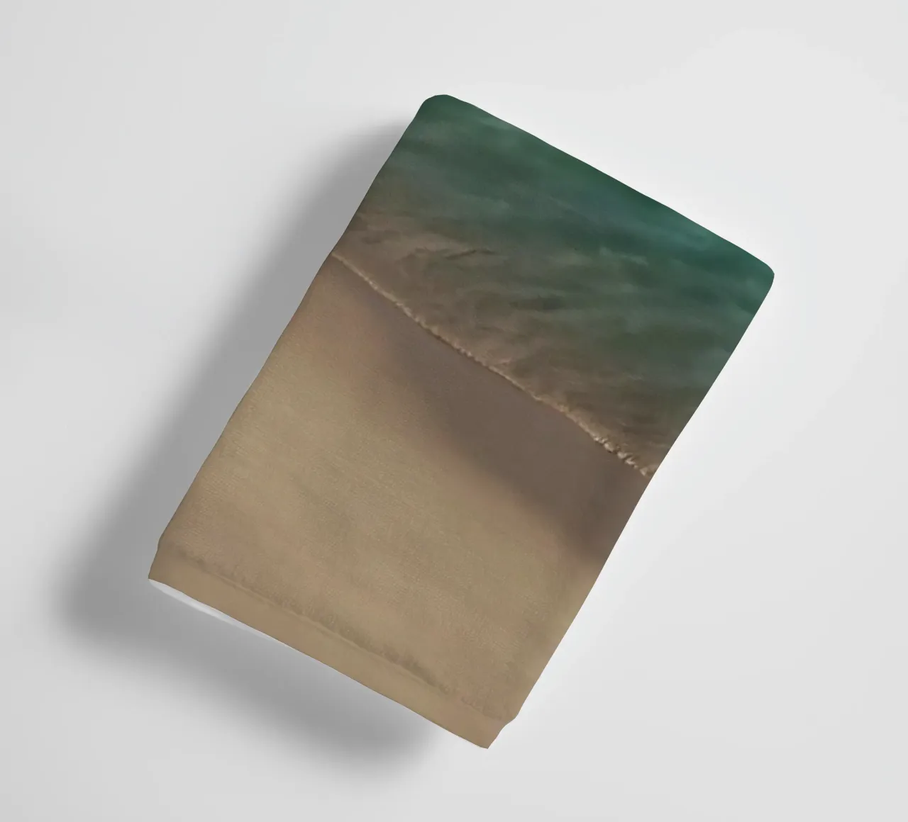 Les vagues s'échouent doucement sur le rivage sablonneux par une journée ensoleillée. serviette de bain de DesignDoodle