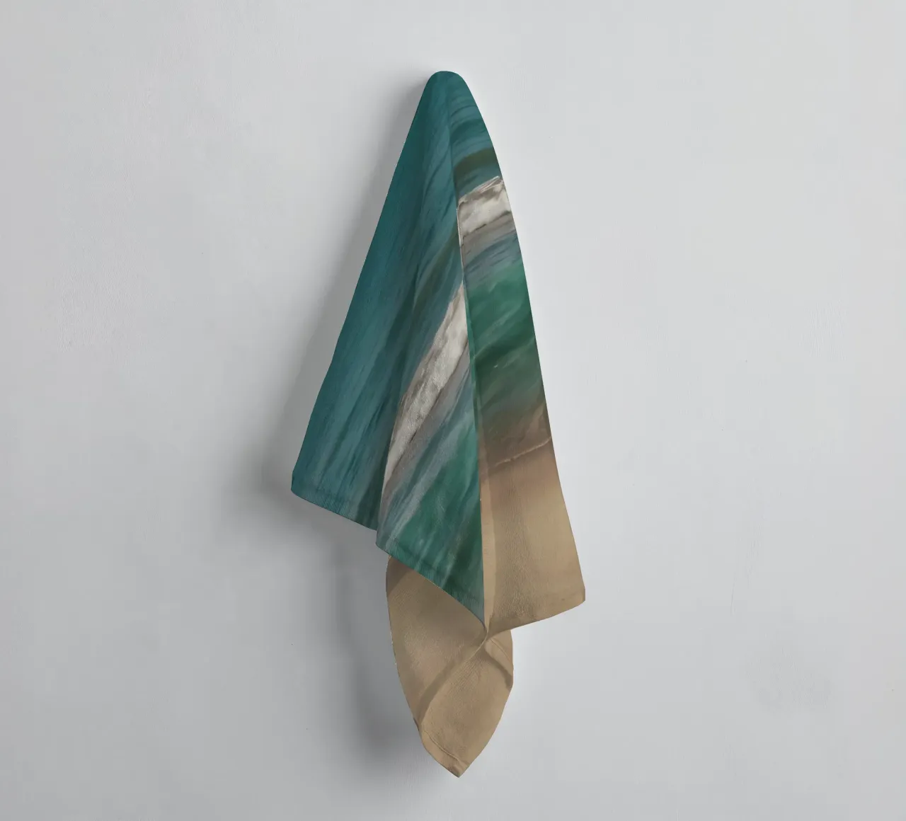 Les vagues s'échouent doucement sur le rivage sablonneux par une journée ensoleillée. serviette de bain de DesignDoodle