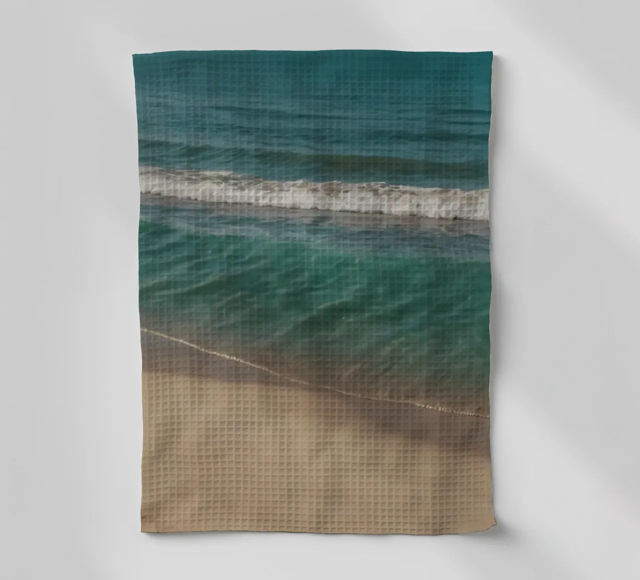 Les vagues s'échouent doucement sur le rivage sablonneux par une journée ensoleillée. torchon de DesignDoodle