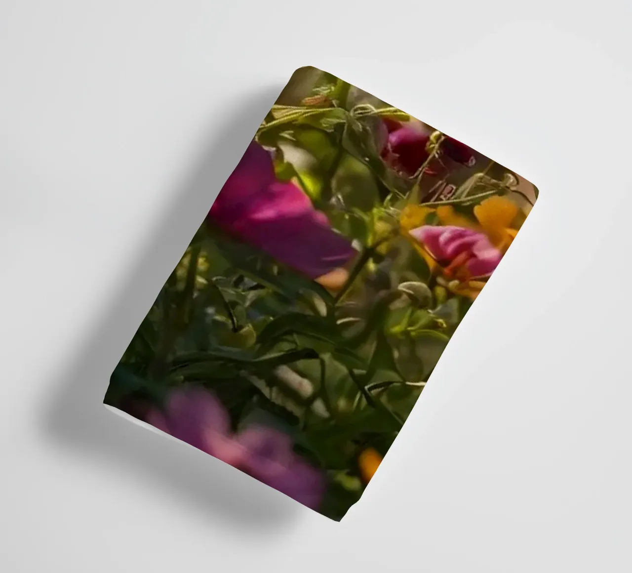 Fiori di campo colorati in un giardino illuminato dal sole in tarda primavera asciugamano da bagno da DesignDoodle