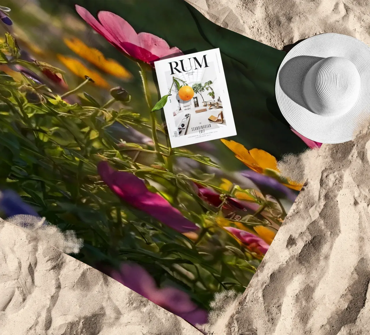 Fiori di campo colorati in un giardino illuminato dal sole in tarda primavera telo mare da DesignDoodle