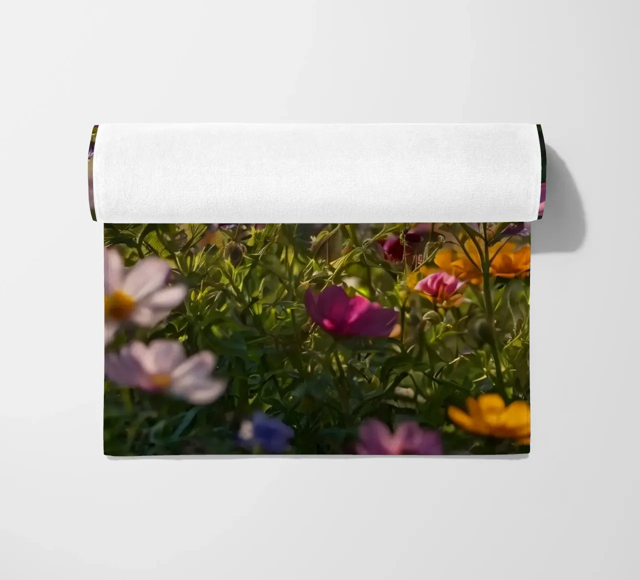 Fiori di campo colorati in un giardino illuminato dal sole in tarda primavera telo mare da DesignDoodle