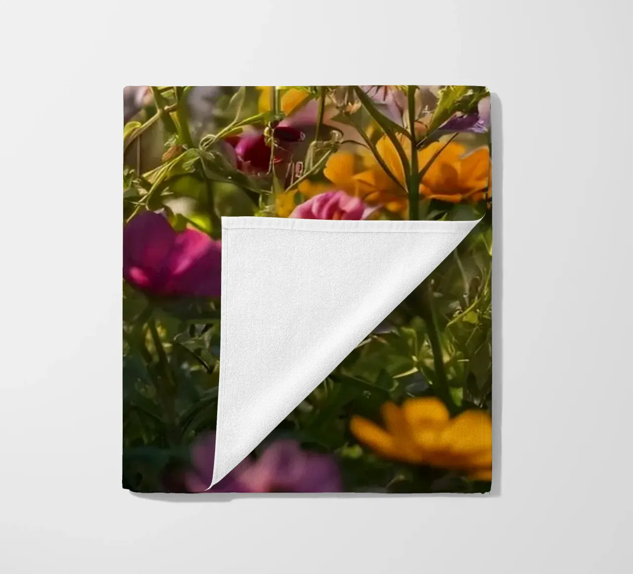 Fiori di campo colorati in un giardino illuminato dal sole in tarda primavera telo mare da DesignDoodle