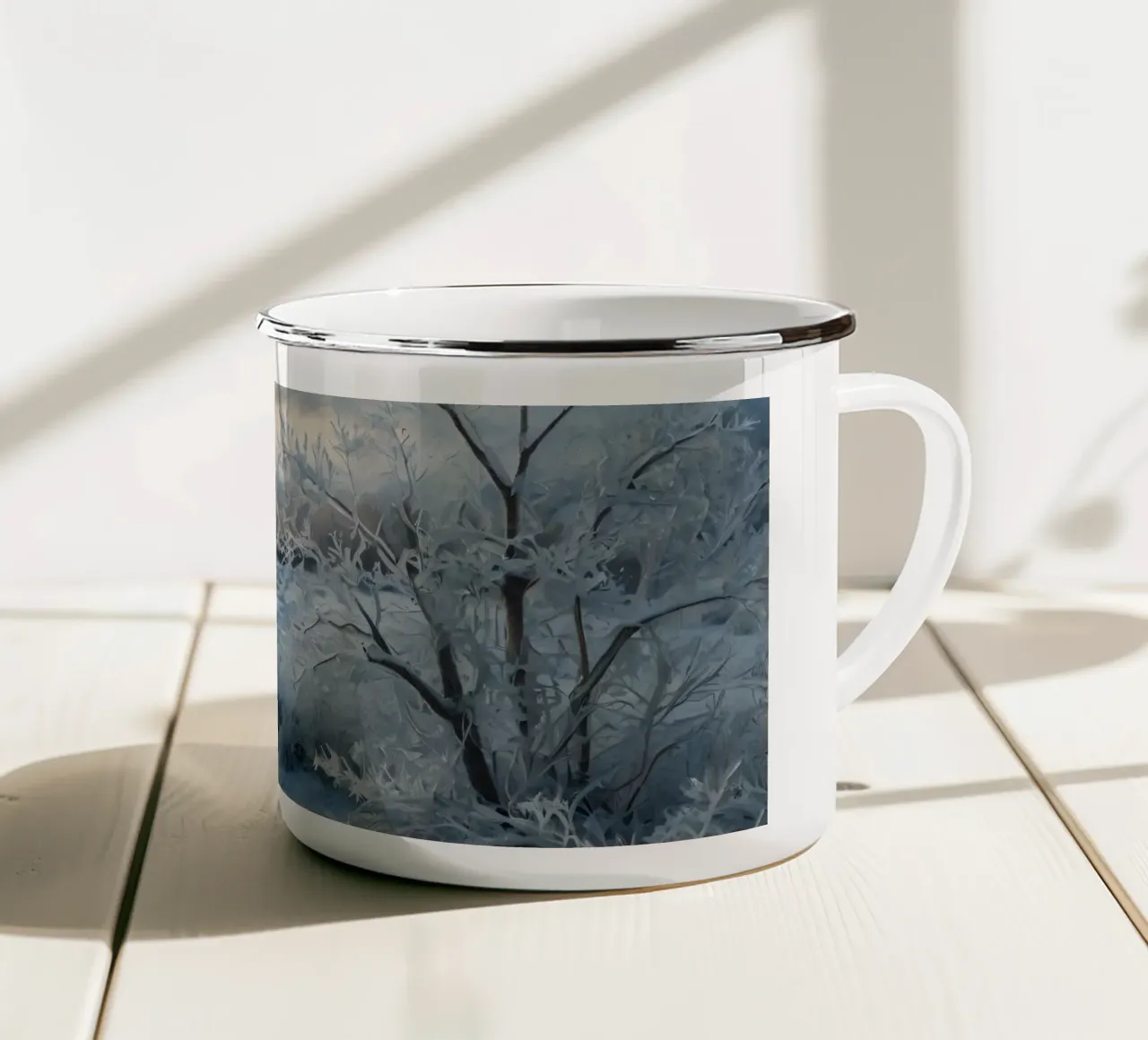Die Wintersonne geht über einer frostigen, von Bäumen umgebenen Wiese auf Emaille Tasse von DesignDoodle