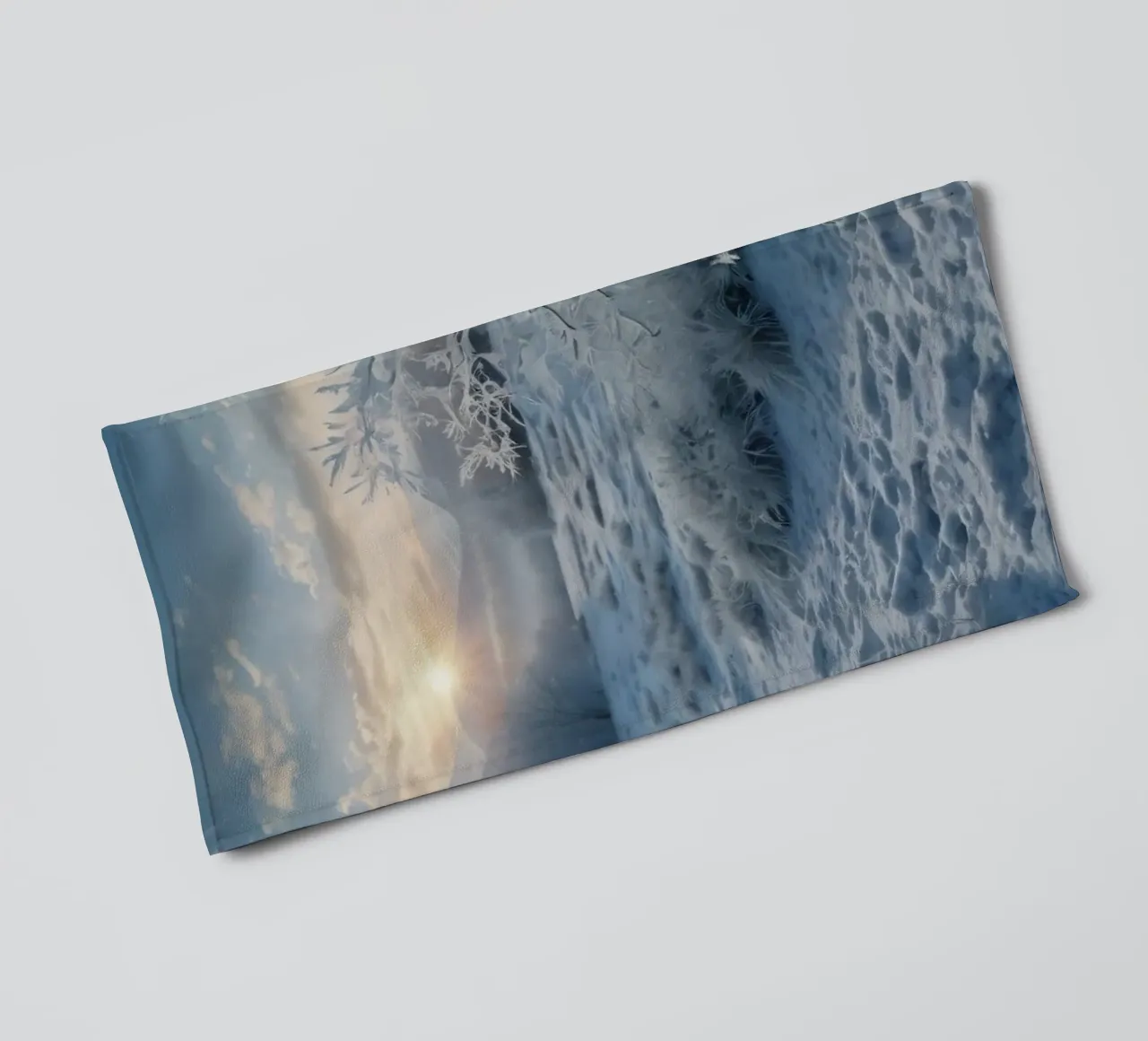 Die Wintersonne geht über einer frostigen, von Bäumen umgebenen Wiese auf Handtuch von DesignDoodle
