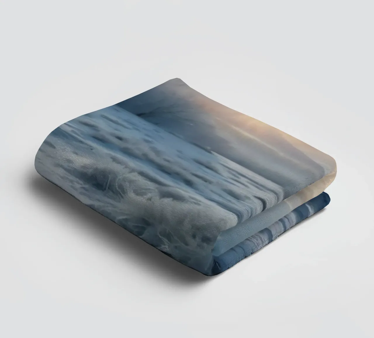 Die Wintersonne geht über einer frostigen, von Bäumen umgebenen Wiese auf Handtuch von DesignDoodle