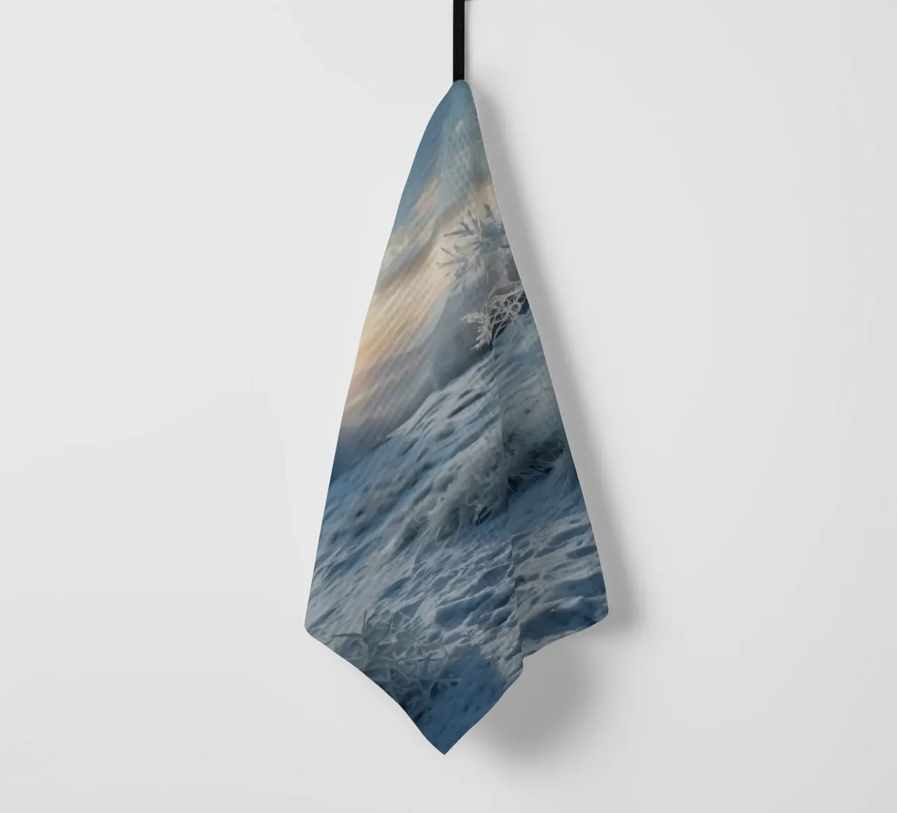Die Wintersonne geht über einer frostigen, von Bäumen umgebenen Wiese auf Geschirrtuch von DesignDoodle