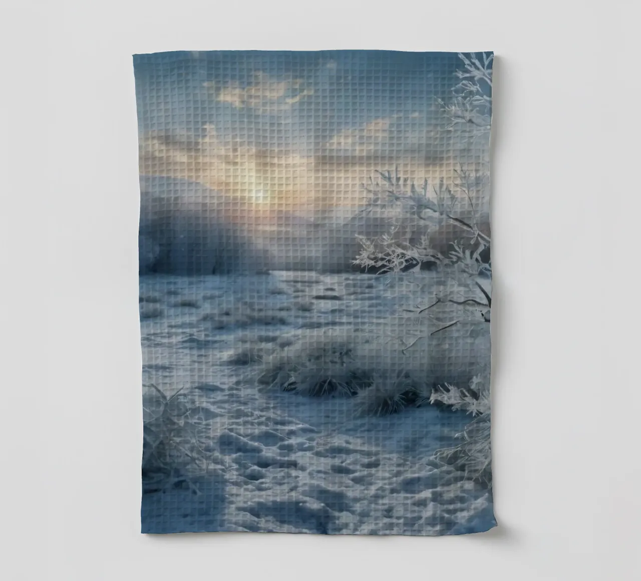 Die Wintersonne geht über einer frostigen, von Bäumen umgebenen Wiese auf Geschirrtuch von DesignDoodle