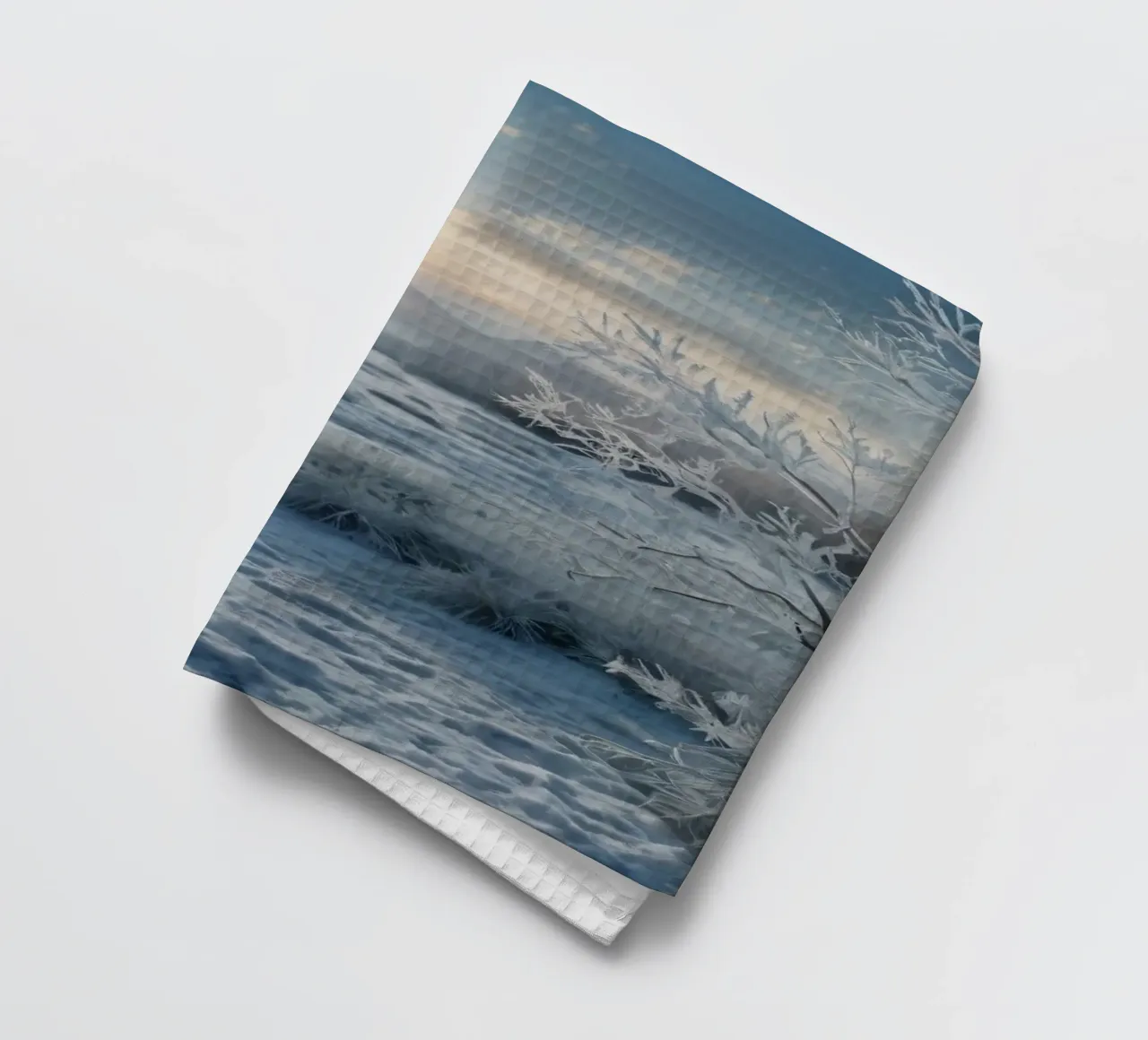 Die Wintersonne geht über einer frostigen, von Bäumen umgebenen Wiese auf Geschirrtuch von DesignDoodle