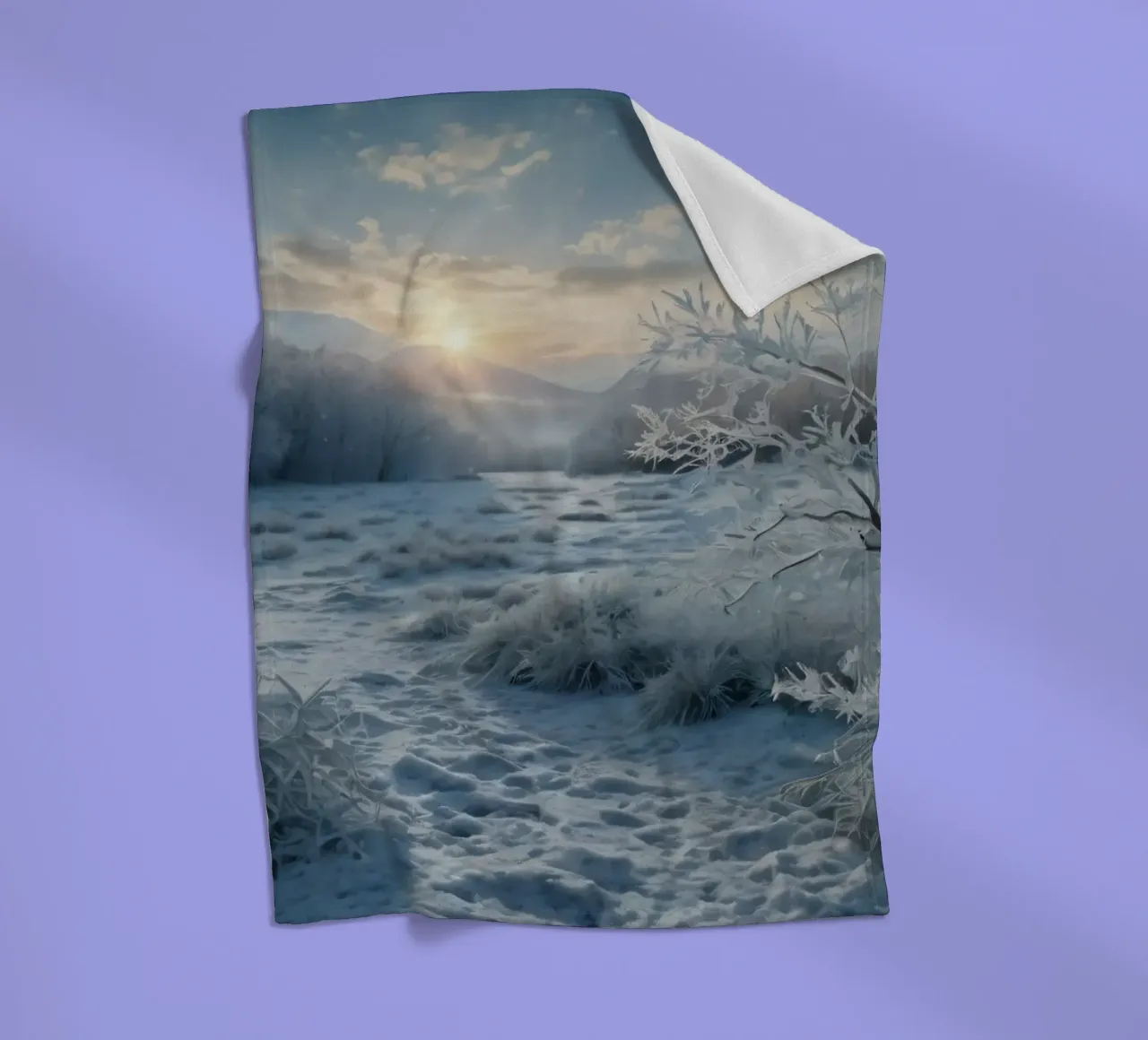 Die Wintersonne geht über einer frostigen, von Bäumen umgebenen Wiese auf Fleecedecke von DesignDoodle