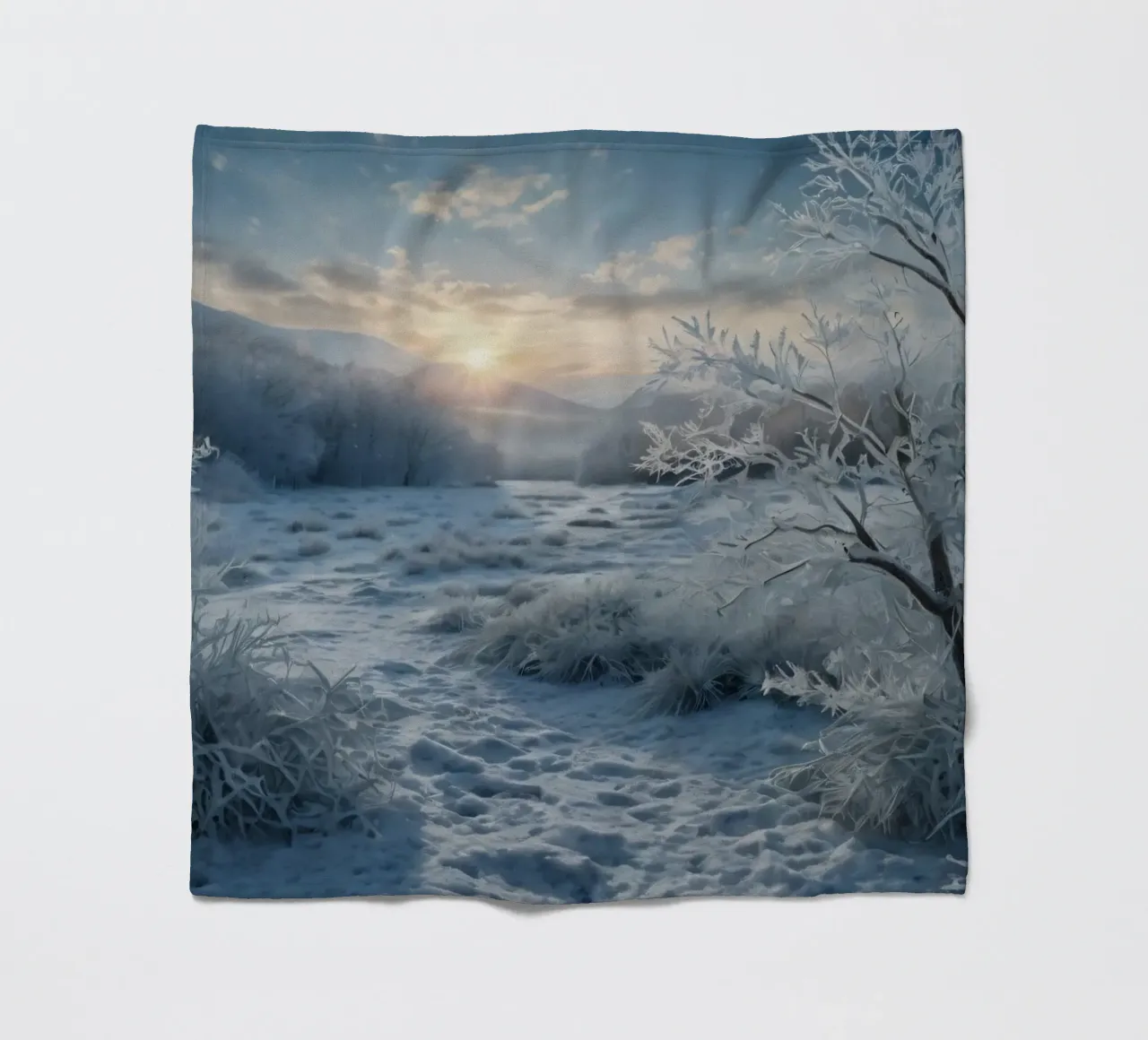 Die Wintersonne geht über einer frostigen, von Bäumen umgebenen Wiese auf Fleecedecke von DesignDoodle