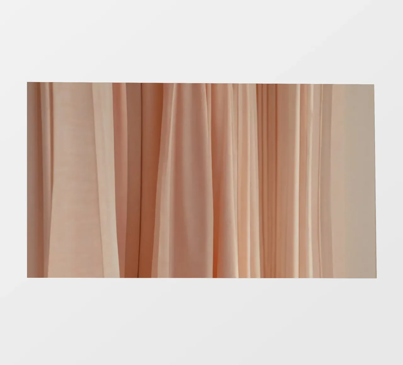 Zachte perzikkleurige stof drapeert elegant in natuurlijk licht fotobehang van DesignDoodle